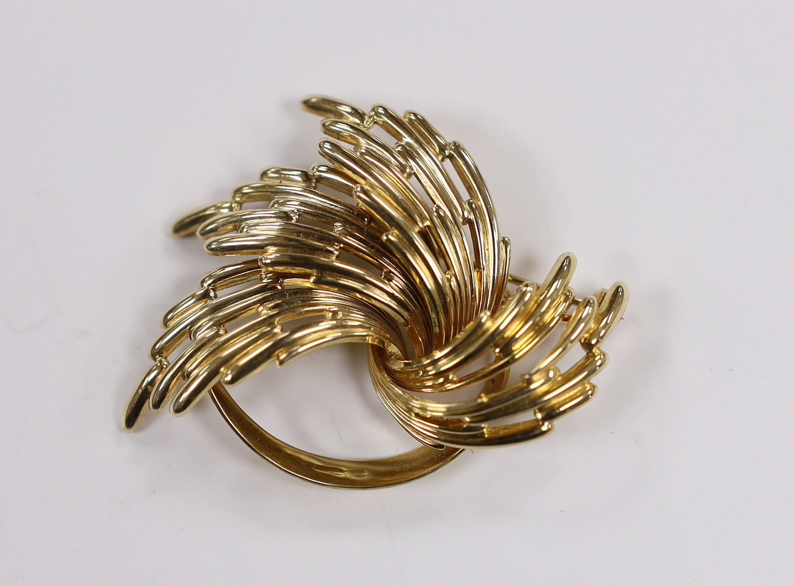 A 9ct gold foliated spray brooch, 42mm, 8.2 grams.